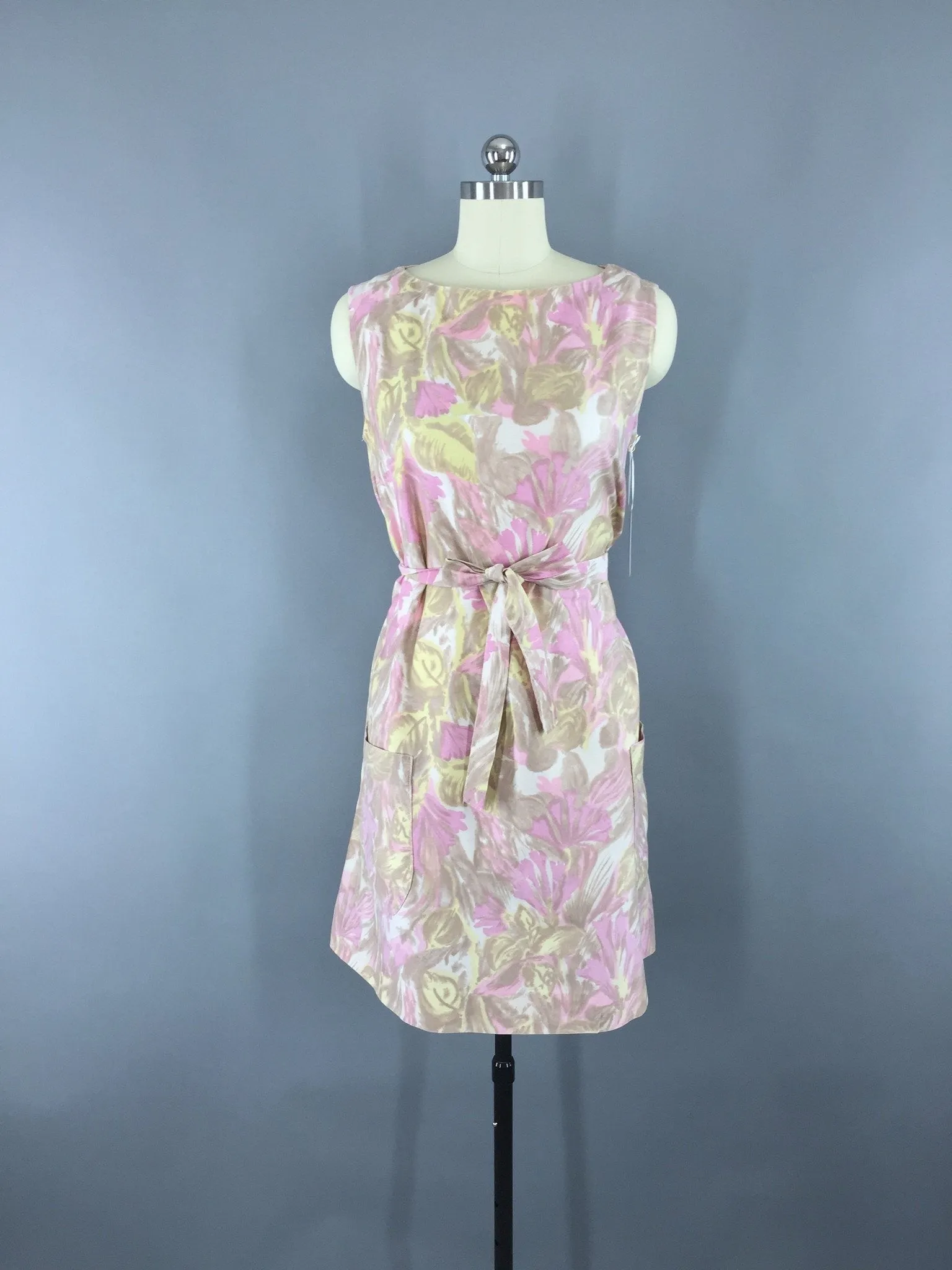 1960s Vintage Pink Floral Print Shift Dress